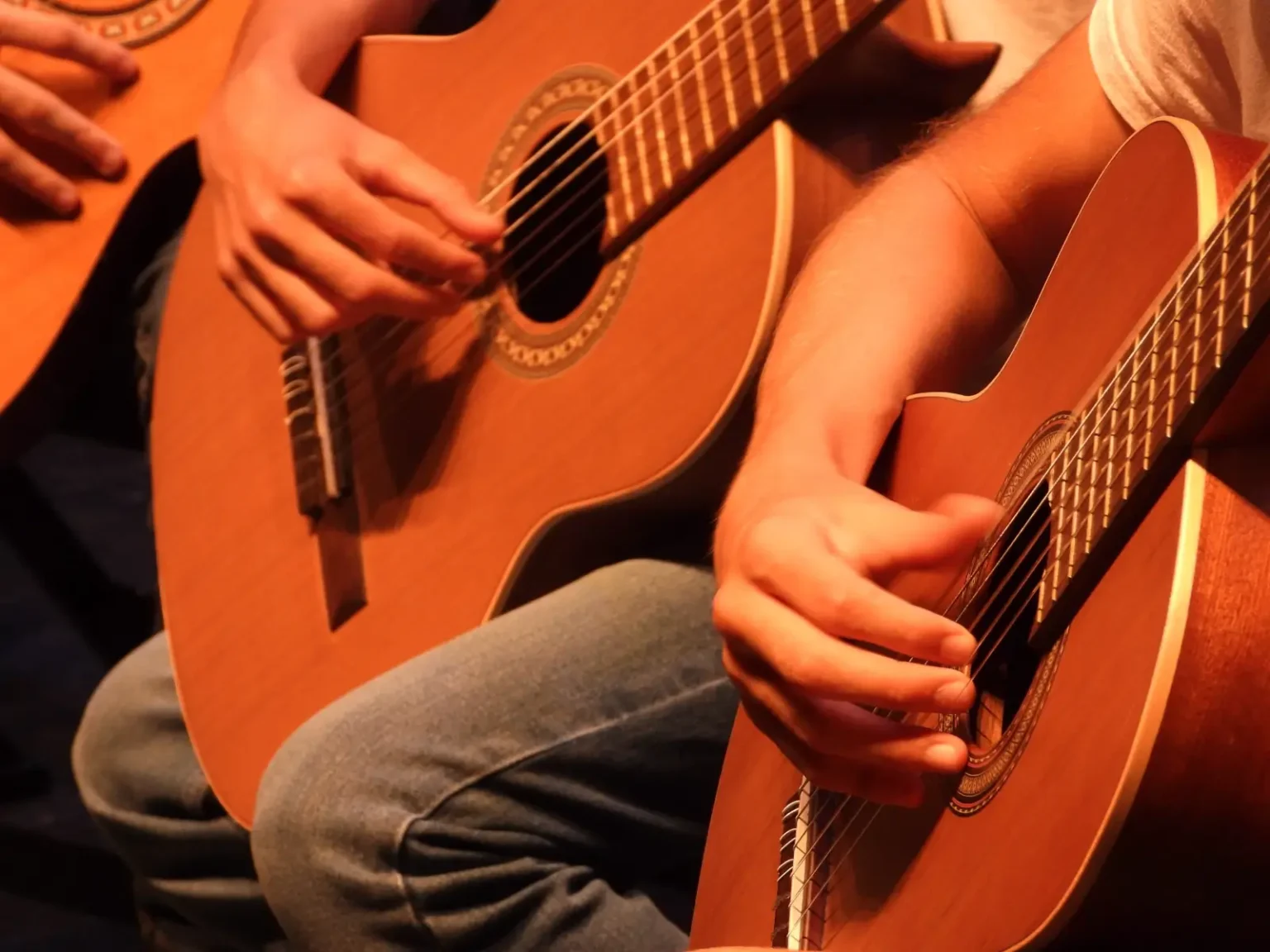 tocar-instrumento-guitarra-Academia-Luisa-Todi