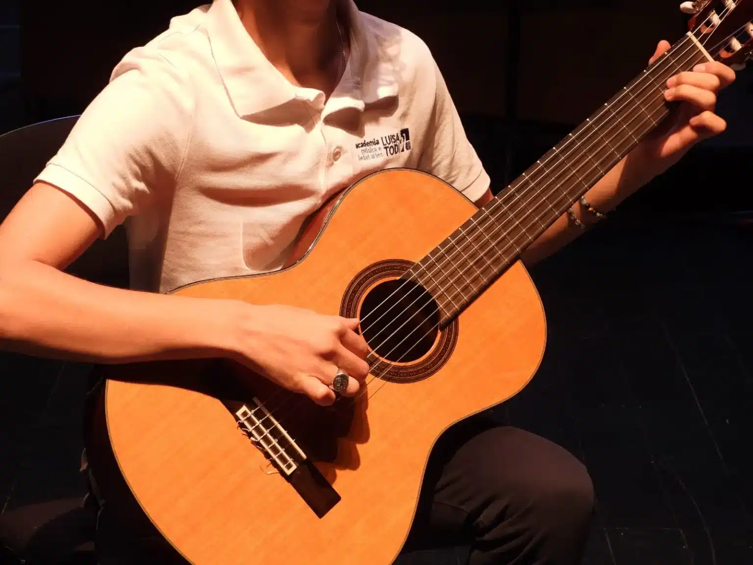 tocar-instrumento-viola-Academia-Luisa-Todi