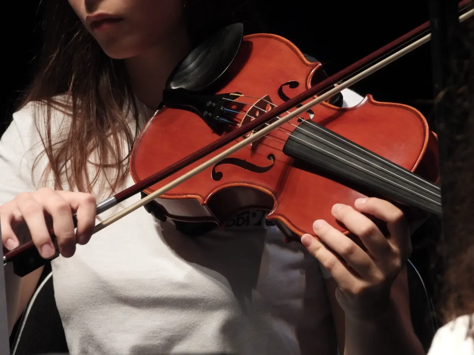 tocar-instrumento-violino-Academia-Luisa-Todi